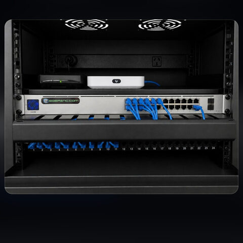 Una casa inteligente empieza por una buena red. En esta casa armamos el rack con red…